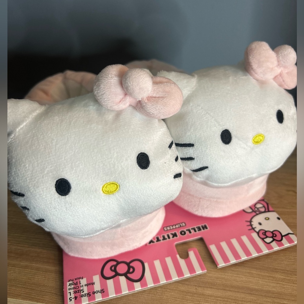 NWT Girls Hello Kitty Pink and White Fuzzy Slippers